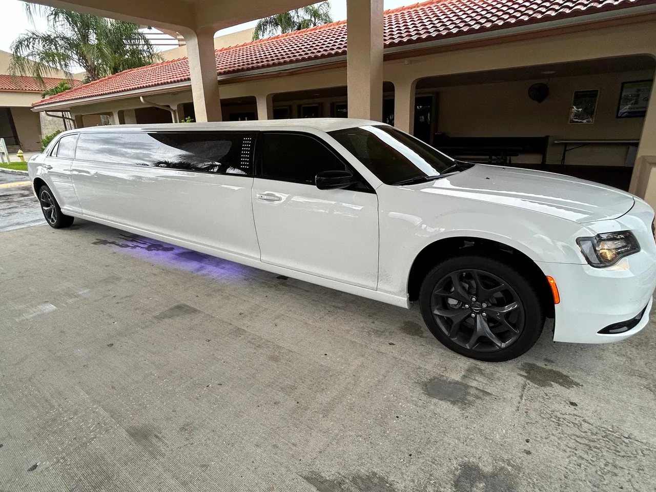 Black C300 Limousine with tinted windows for limo rental Black C300 Limousine with tinted windows for limo rental