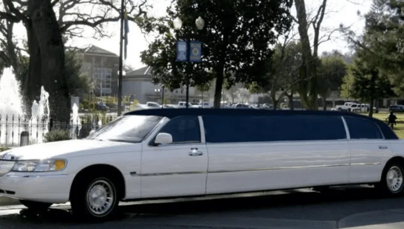 White Lincoln Towncar Limo Tuxedo for limo rental White Lincoln Towncar Limo Tuxedo for limo rental